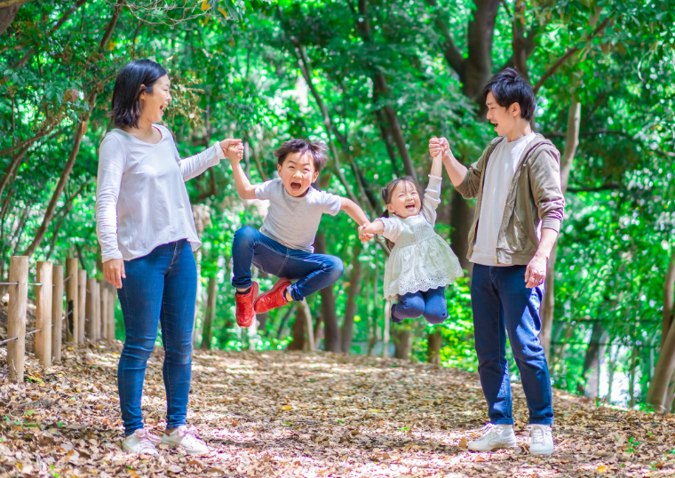 旅行を楽しむ4人家族