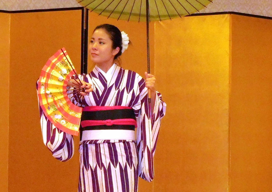 日本舞踊を舞う女性