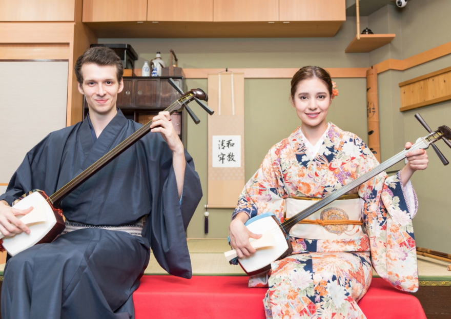 三味線体験をする外国のお客様